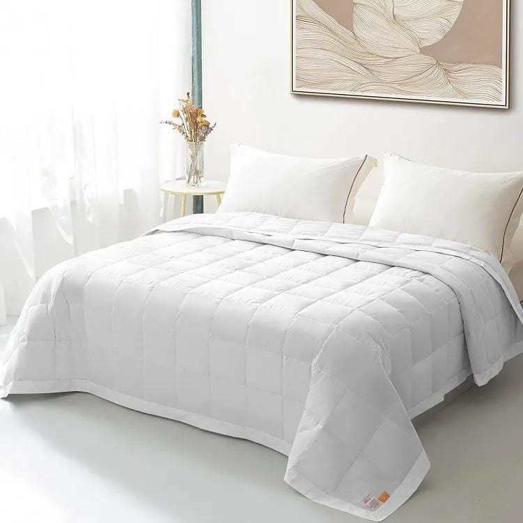 Lightweight Summer Comforter Cooling Summer Blanket Soft Breathable Summer Duvet Insert, Machine Washable, White - image 1