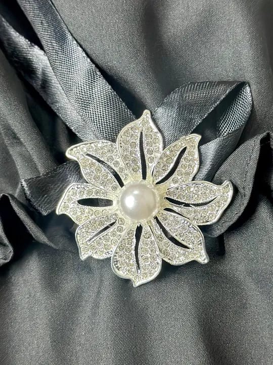 Premium Quality Beautiful Saree Pin For Occassions - image 2