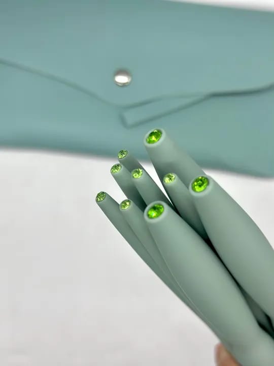 Premium Quality Makeup Brush for girls , 9 pieces comes with purse in green color - image 5