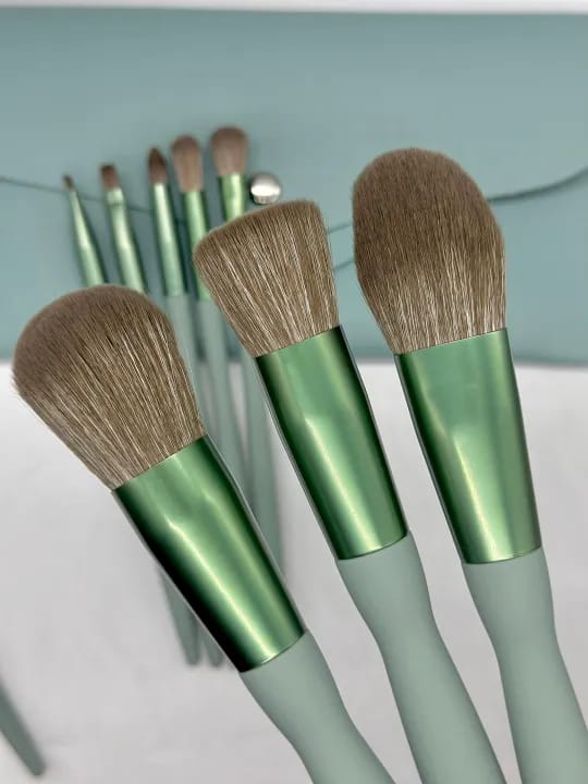 Premium Quality Makeup Brush for girls , 9 pieces comes with purse in green color - image 1