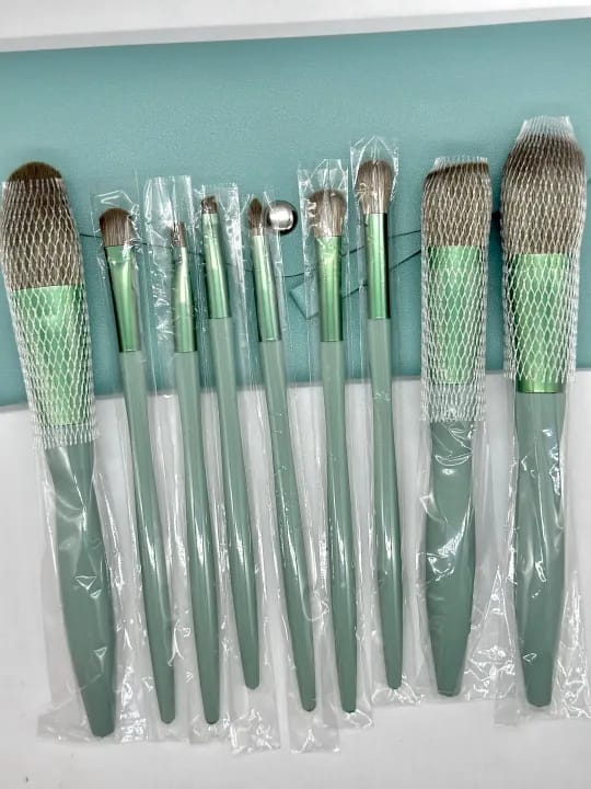 Premium Quality Makeup Brush for girls , 9 pieces comes with purse in green color - image 2