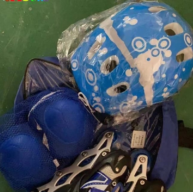 ROLLER SKATES SHOES WITH HAND AND KNEE GUARD AND HELMET TOY - image 2