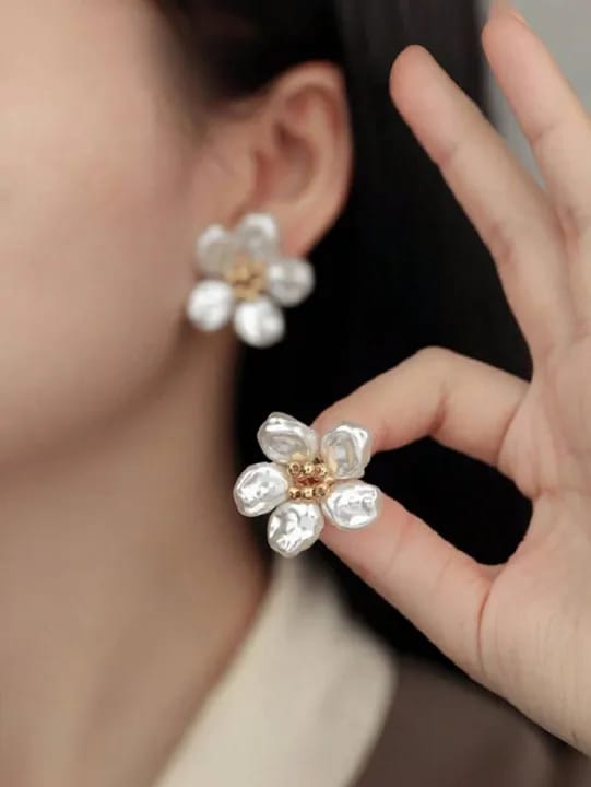 1Pair Light Luxury Pearl Flower Earrings Delicate Flower Stud Earrings Gifts - image 1